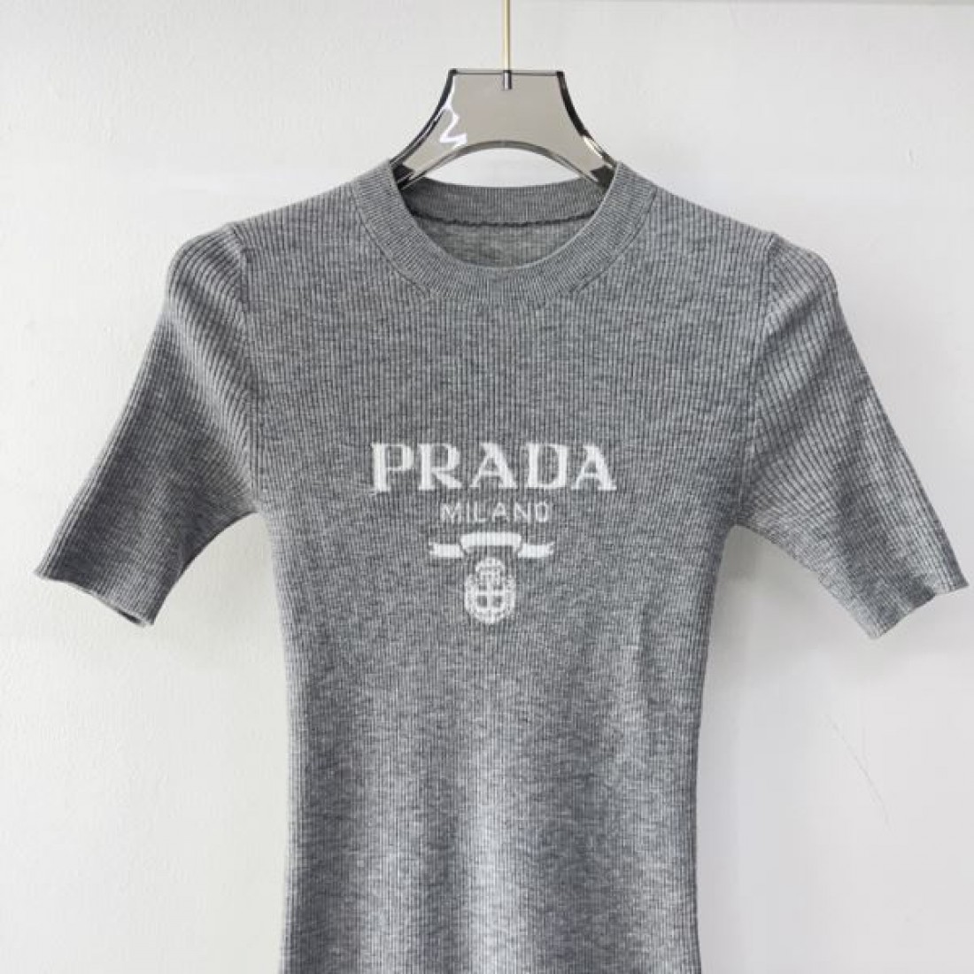 プラダ スーパーコピー 半袖 PRADA 上品かつ洗練された印象に