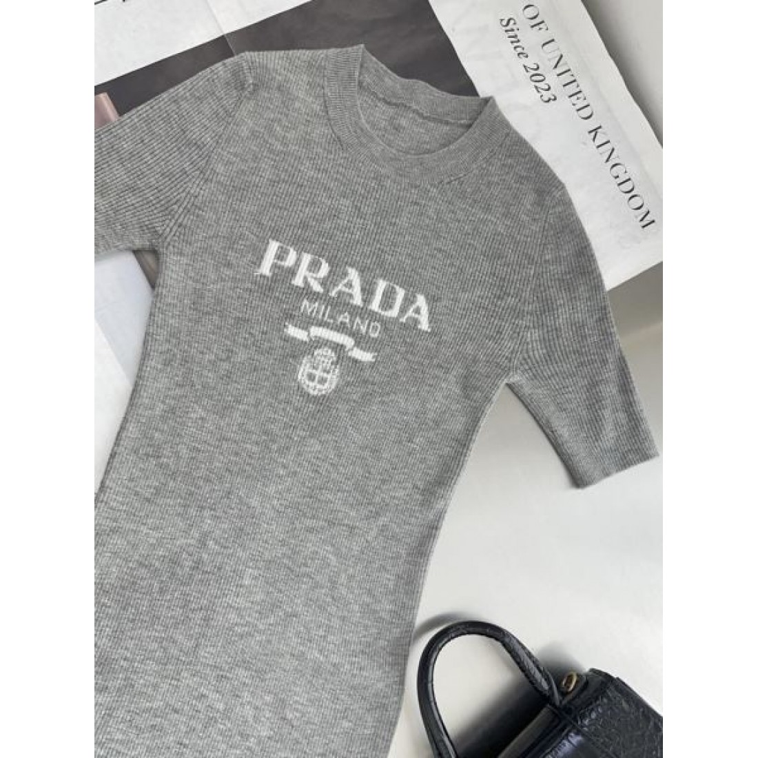 プラダ スーパーコピー 半袖 PRADA 上品かつ洗練された印象に