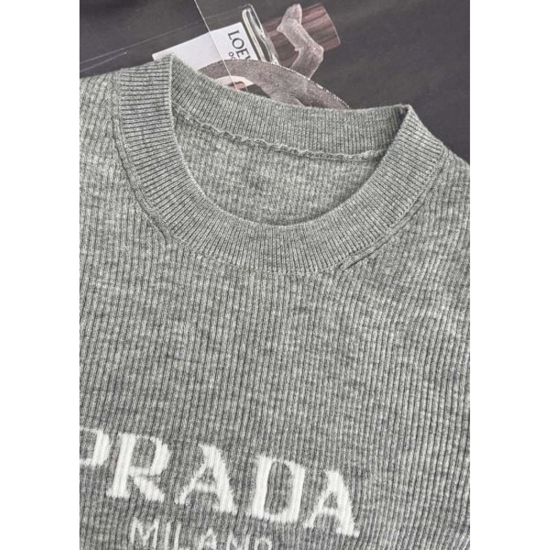 プラダ スーパーコピー 半袖 PRADA 上品かつ洗練された印象に