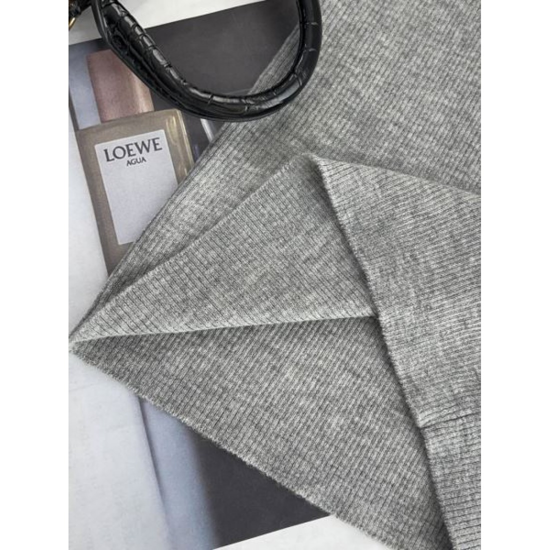 プラダ スーパーコピー 半袖 PRADA 上品かつ洗練された印象に