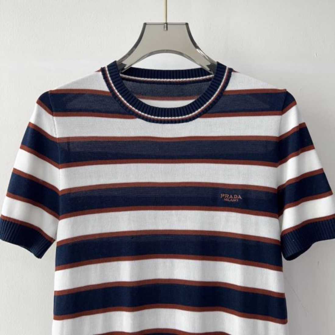 人気急上昇の PRADA プラダ スーパーコピー 半袖 クールで魅力的
