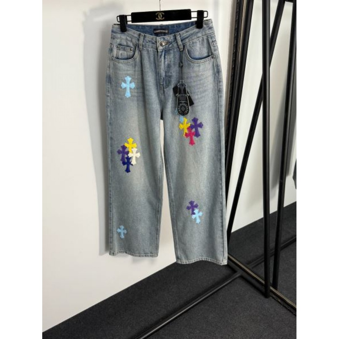 存在感抜群の CHROME HEARTS クロムハーツ コピー ジーンズ でワイルドに