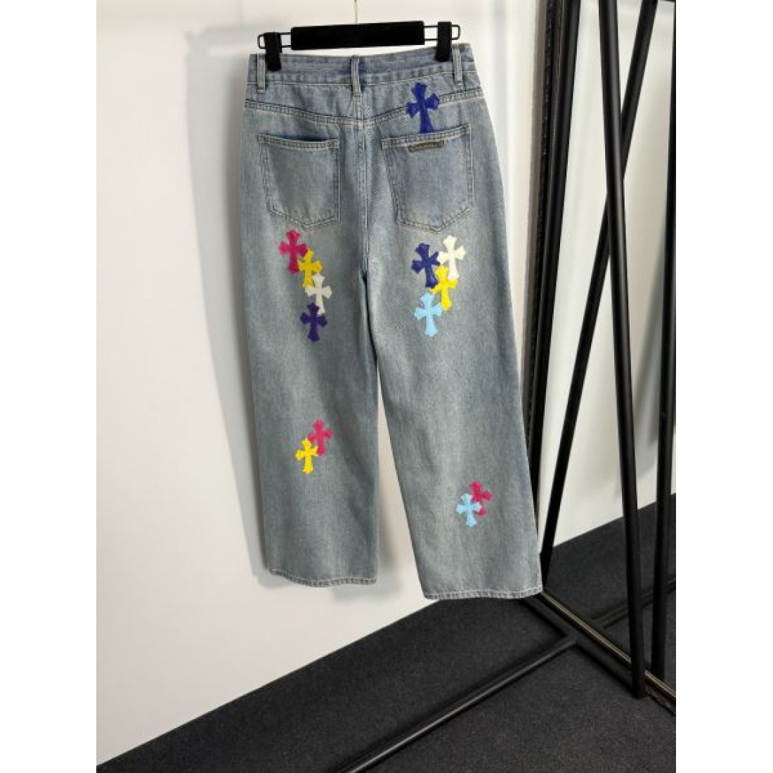 存在感抜群の CHROME HEARTS クロムハーツ コピー ジーンズ でワイルドに