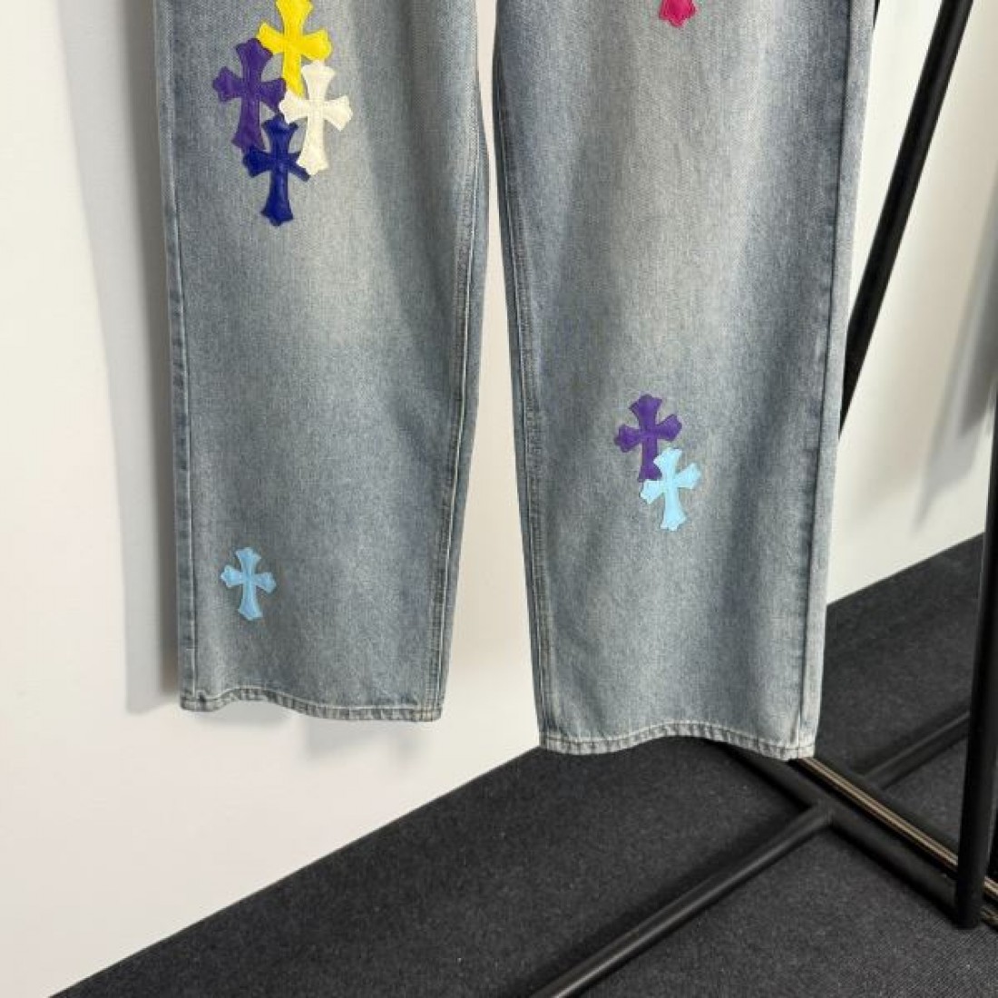 存在感抜群の CHROME HEARTS クロムハーツ コピー ジーンズ でワイルドに