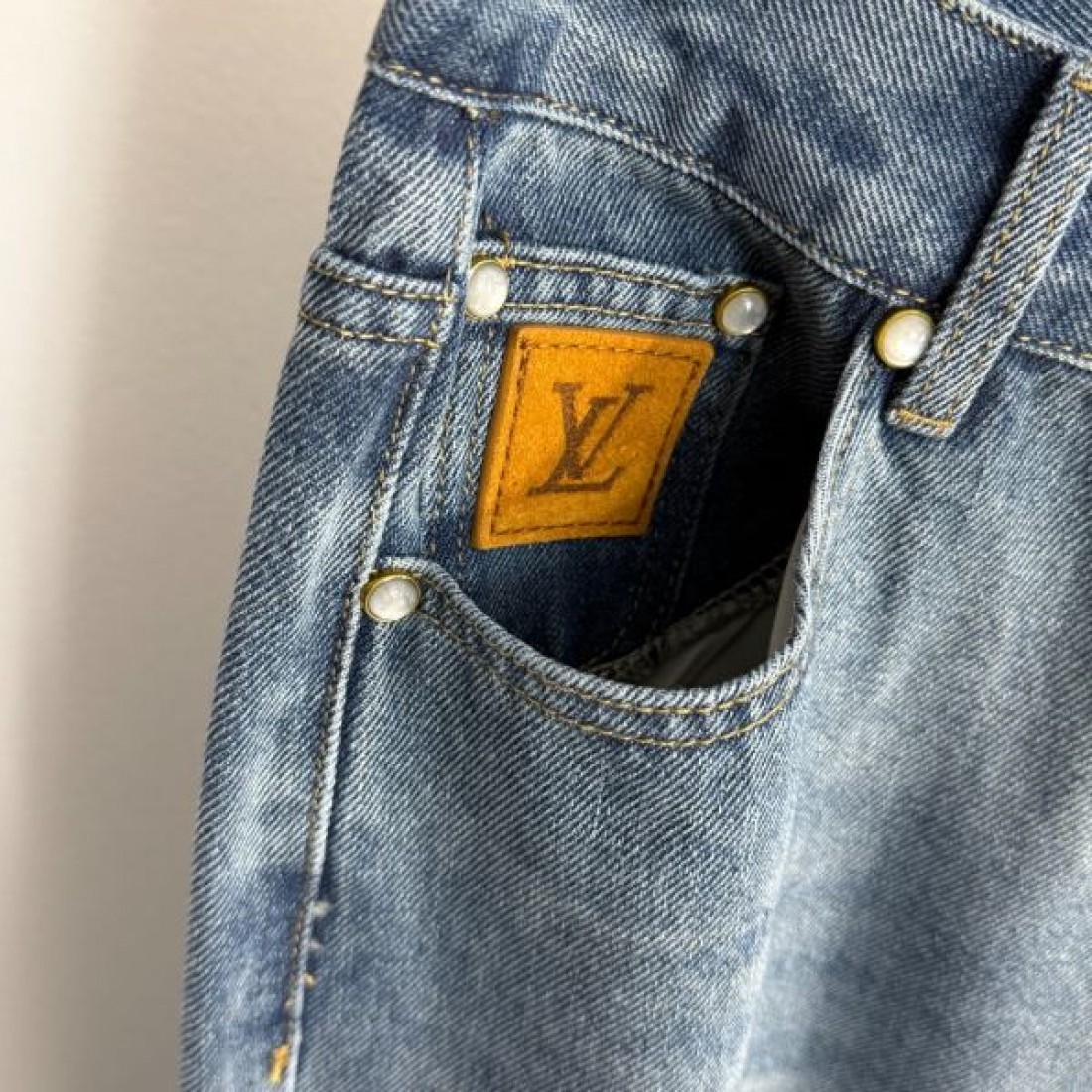 人気の ルイヴィトン コピー ジーンズ LOUIS VUITTON 魅惑的で個性的なシルエット