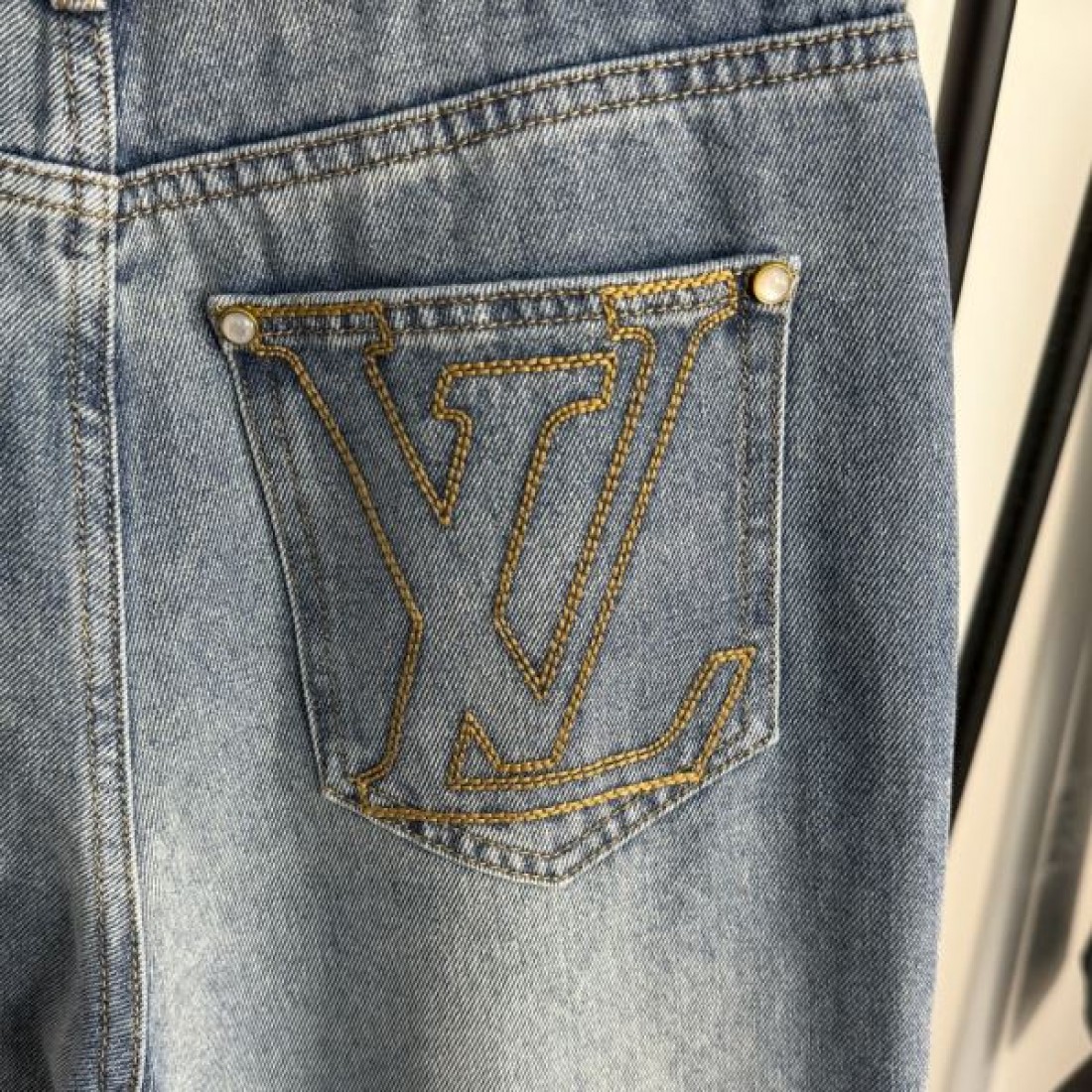 人気の ルイヴィトン コピー ジーンズ LOUIS VUITTON 魅惑的で個性的なシルエット