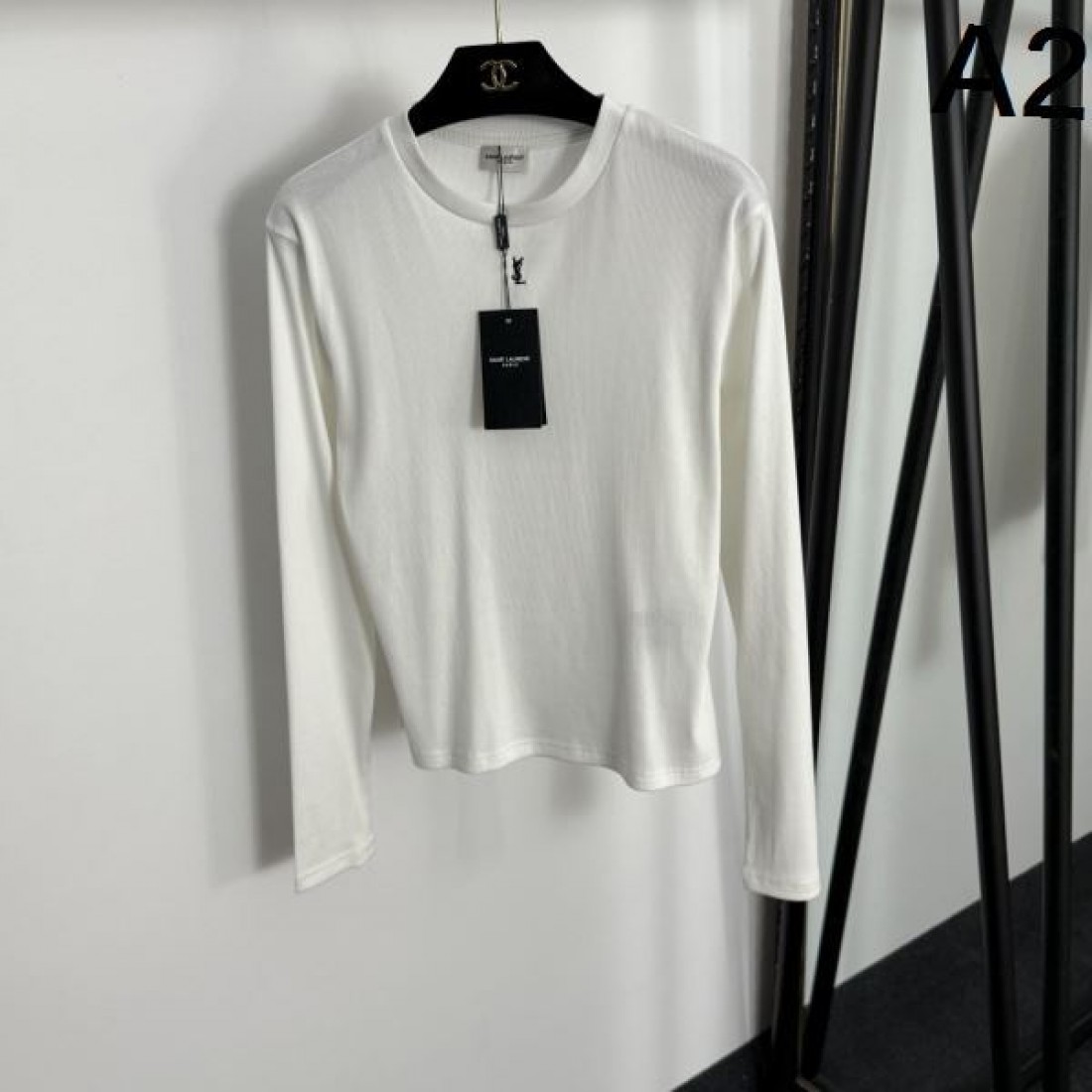 柔らかくラグジュアリーな 着心地の YSL イヴサンローラン コピー 長袖Tシャツ トレンド