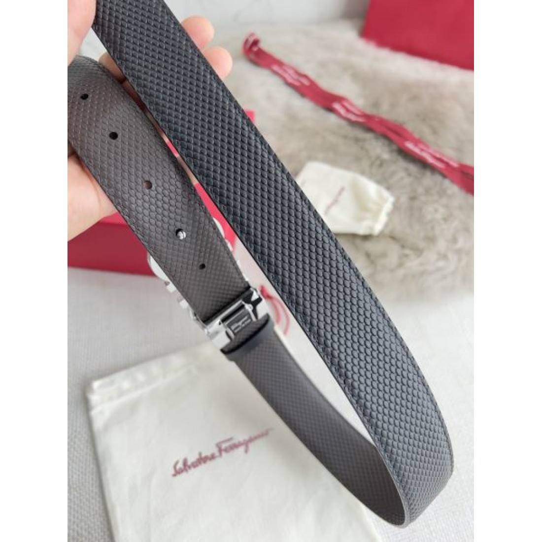 人気急上昇の FERRAGAMO フェラガモ コピー ベルト 贅沢で個性的なデザイン