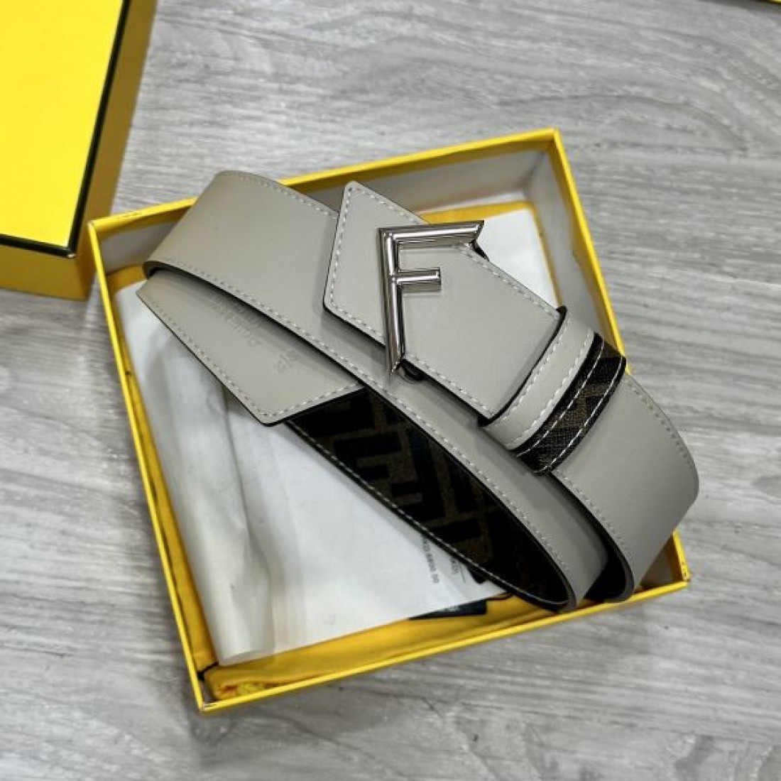 トレンド感あふれる フェンディ コピー ベルト FENDI 華やかで印象的な