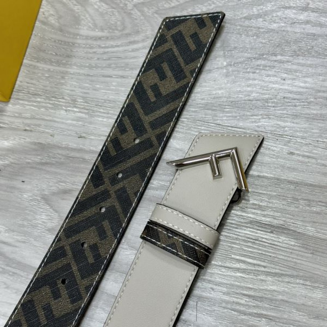 トレンド感あふれる フェンディ コピー ベルト FENDI 華やかで印象的な