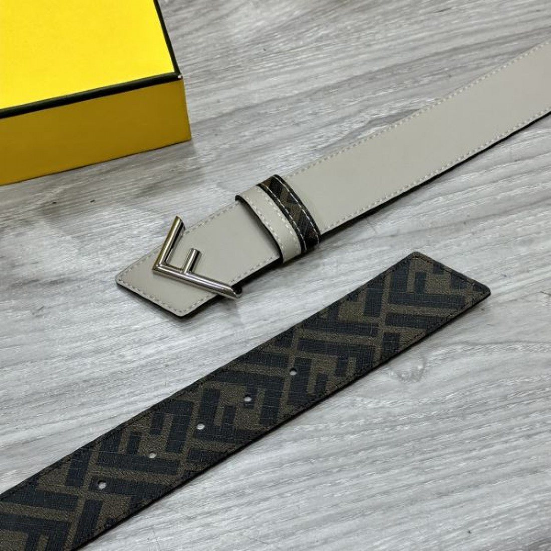 トレンド感あふれる フェンディ コピー ベルト FENDI 華やかで印象的な