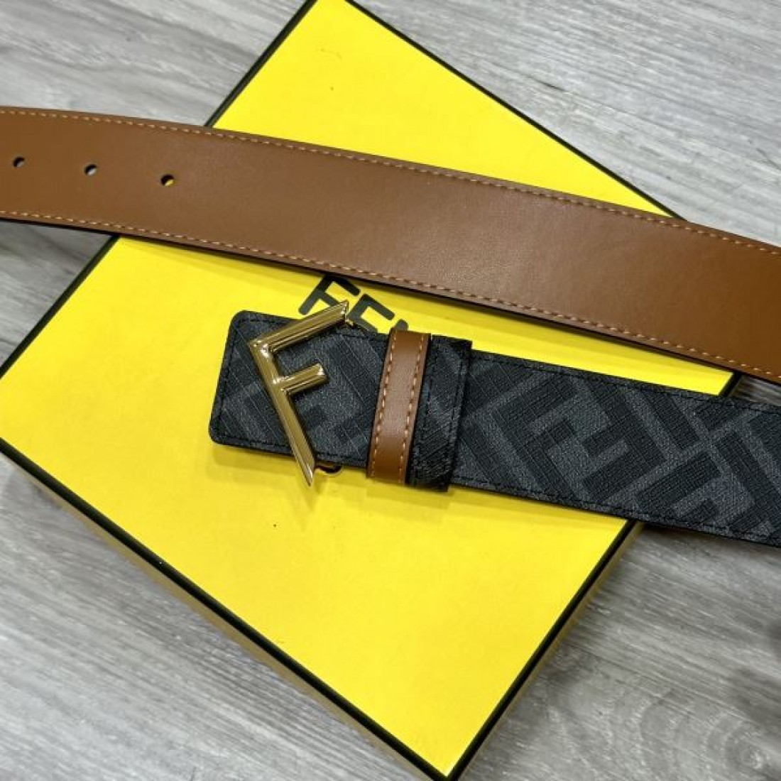 洗練された雰囲気ただよう FENDI フェンディ コピー ベルト 魅惑的なアクセント