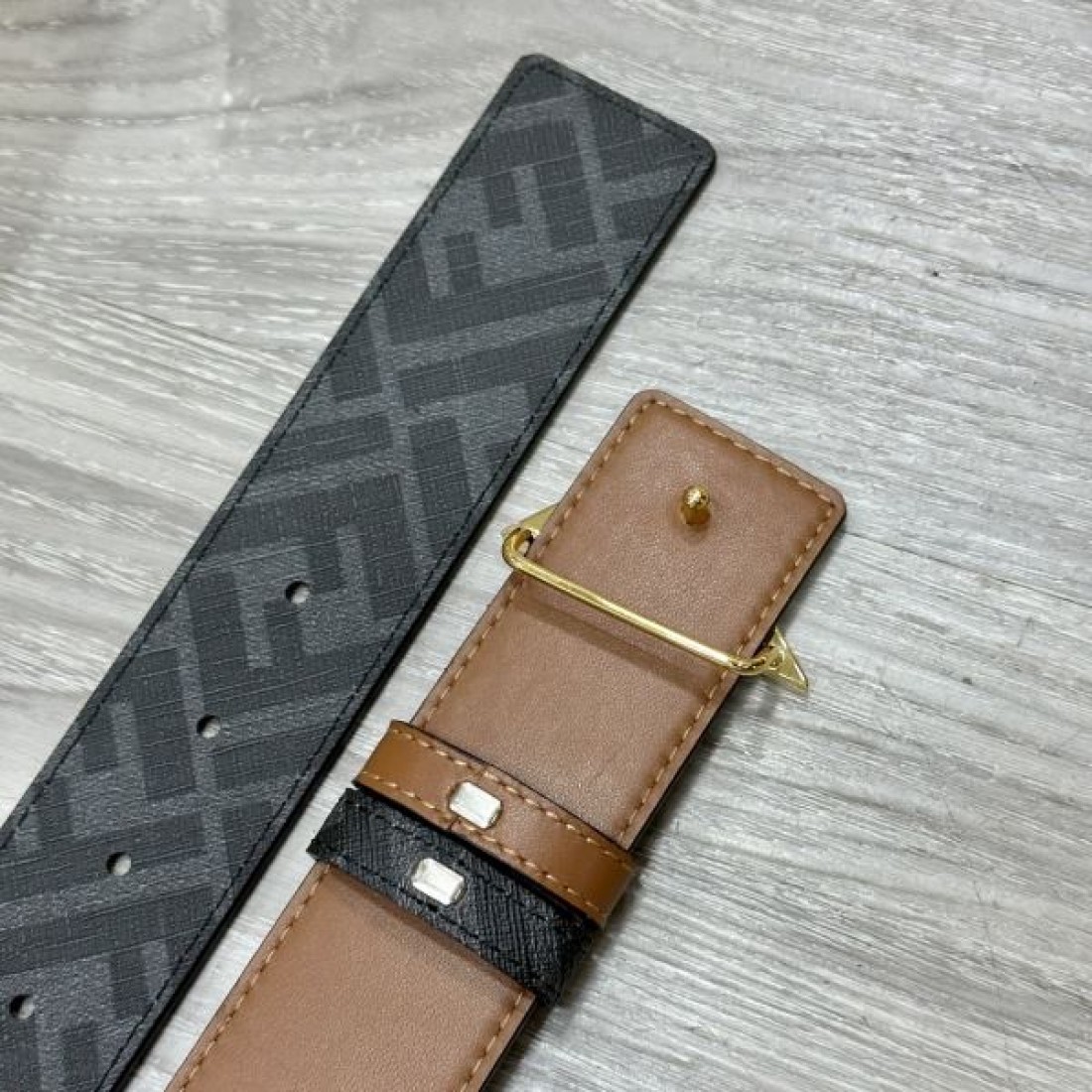 洗練された雰囲気ただよう FENDI フェンディ コピー ベルト 魅惑的なアクセント