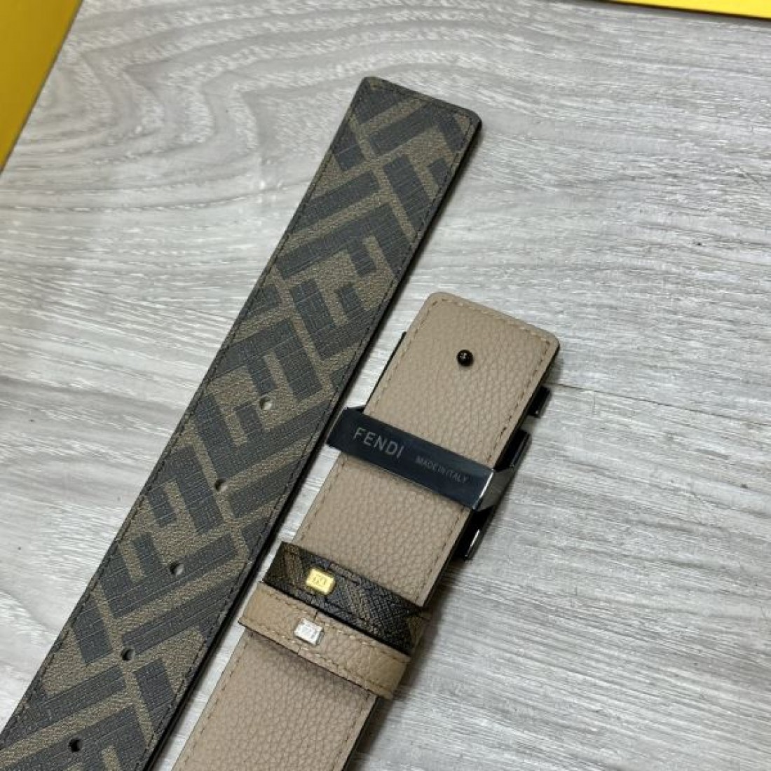 トレンド感満載の FENDI フェンディ スーパーコピー ベルト 上質で華やか