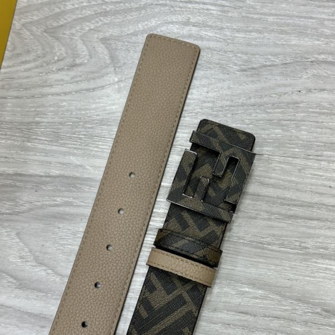 トレンド感満載の FENDI フェンディ スーパーコピー ベルト 上質で華やか