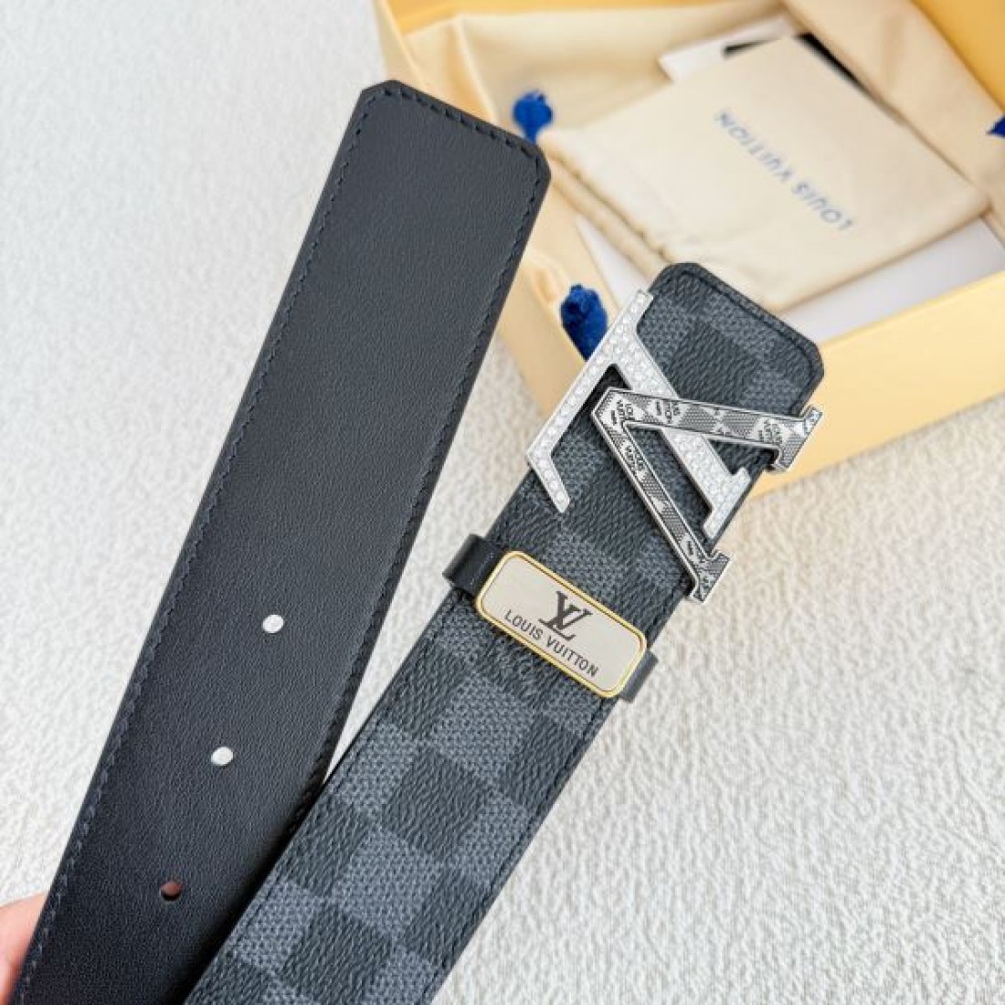  大人の魅力を引き立てる LOUIS VUITTON ルイ ヴィトン コピー ベルト 魅惑的な一品