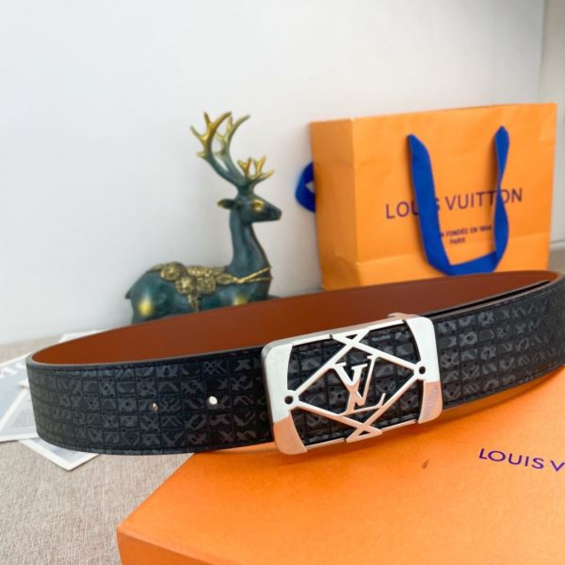 上質で気品ある LOUIS VUITTON ルイ ヴィトン コピー ベルト 個性的な魅力を放つ