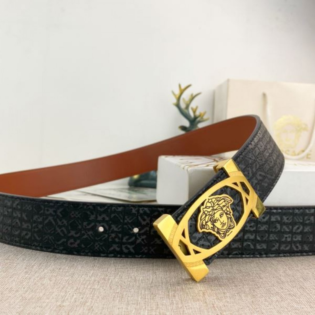 華麗で大胆な VERSACE ヴェルサーチェ スーパーコピー ベルト 個性的な魅力