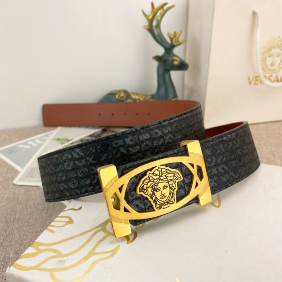 華麗で大胆な VERSACE ヴェルサーチェ スーパーコピー ベルト 個性的な魅力