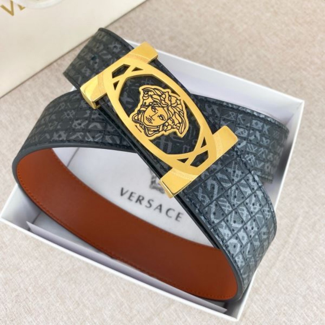 華麗で大胆な VERSACE ヴェルサーチェ スーパーコピー ベルト 個性的な魅力