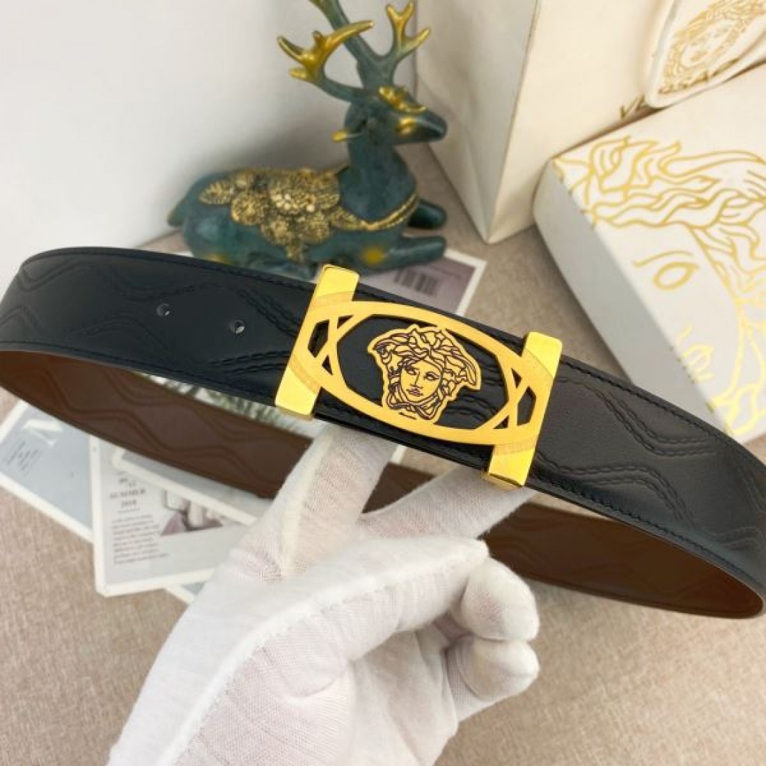 上品でスタイリッシュな VERSACE ヴェルサーチェ コピー ベルト 個性的な魅力