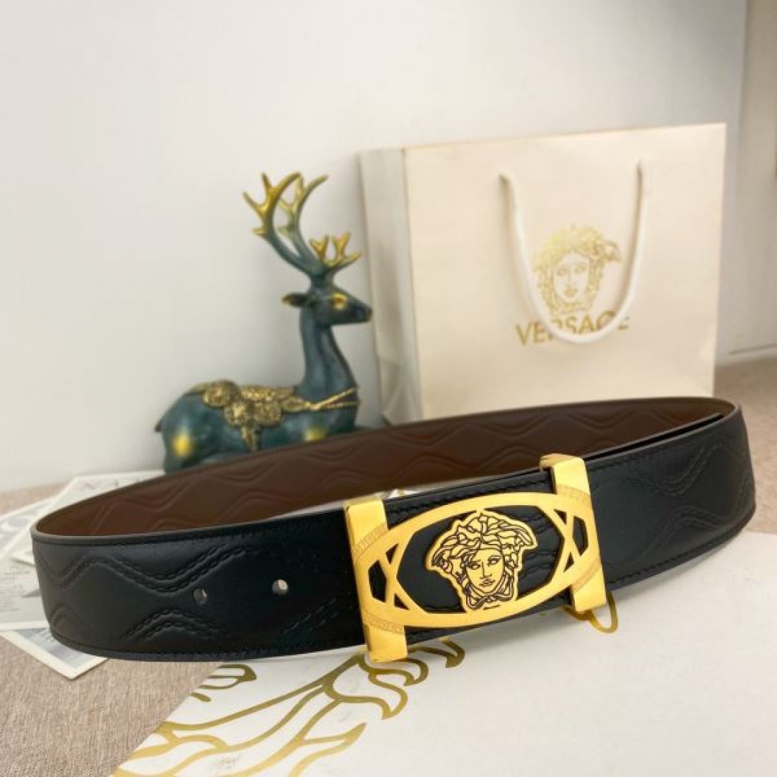 上品でスタイリッシュな VERSACE ヴェルサーチェ コピー ベルト 個性的な魅力