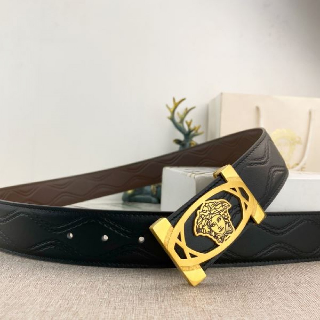 上品でスタイリッシュな VERSACE ヴェルサーチェ コピー ベルト 個性的な魅力
