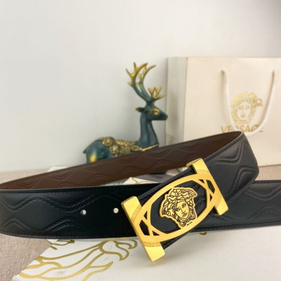 上品でスタイリッシュな VERSACE ヴェルサーチェ コピー ベルト 個性的な魅力