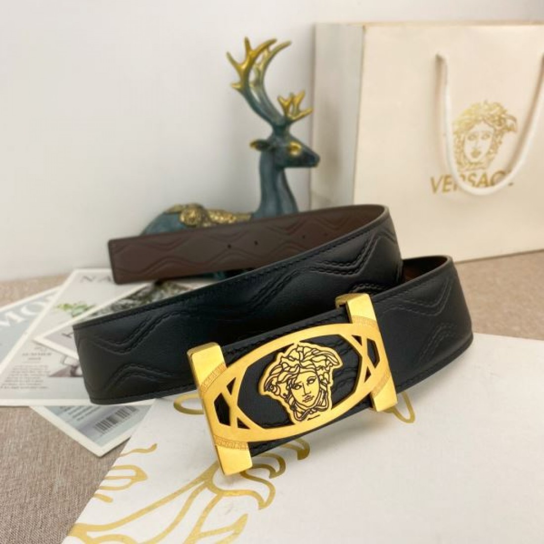 上品でスタイリッシュな VERSACE ヴェルサーチェ コピー ベルト 個性的な魅力