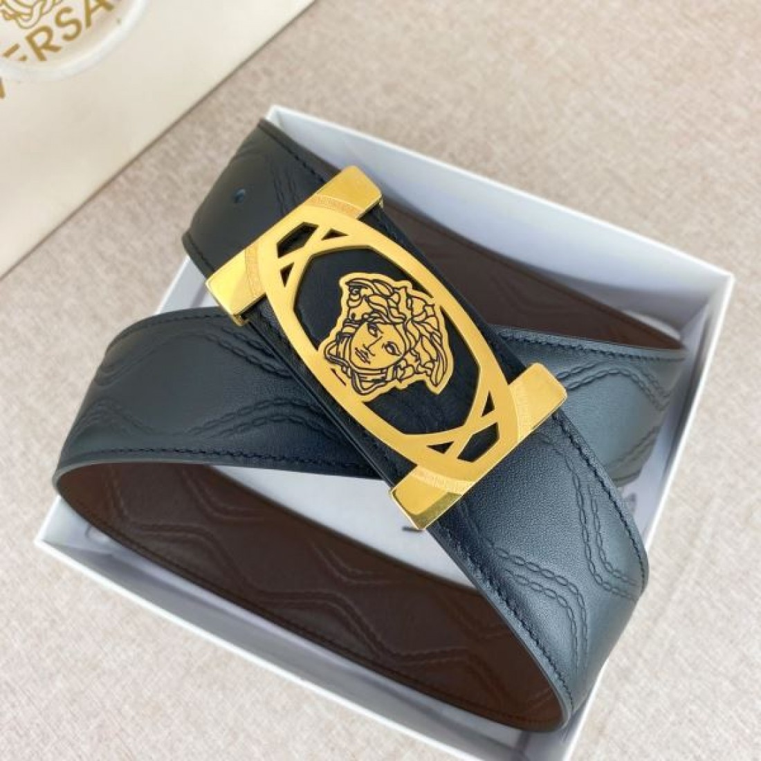 上品でスタイリッシュな VERSACE ヴェルサーチェ コピー ベルト 個性的な魅力