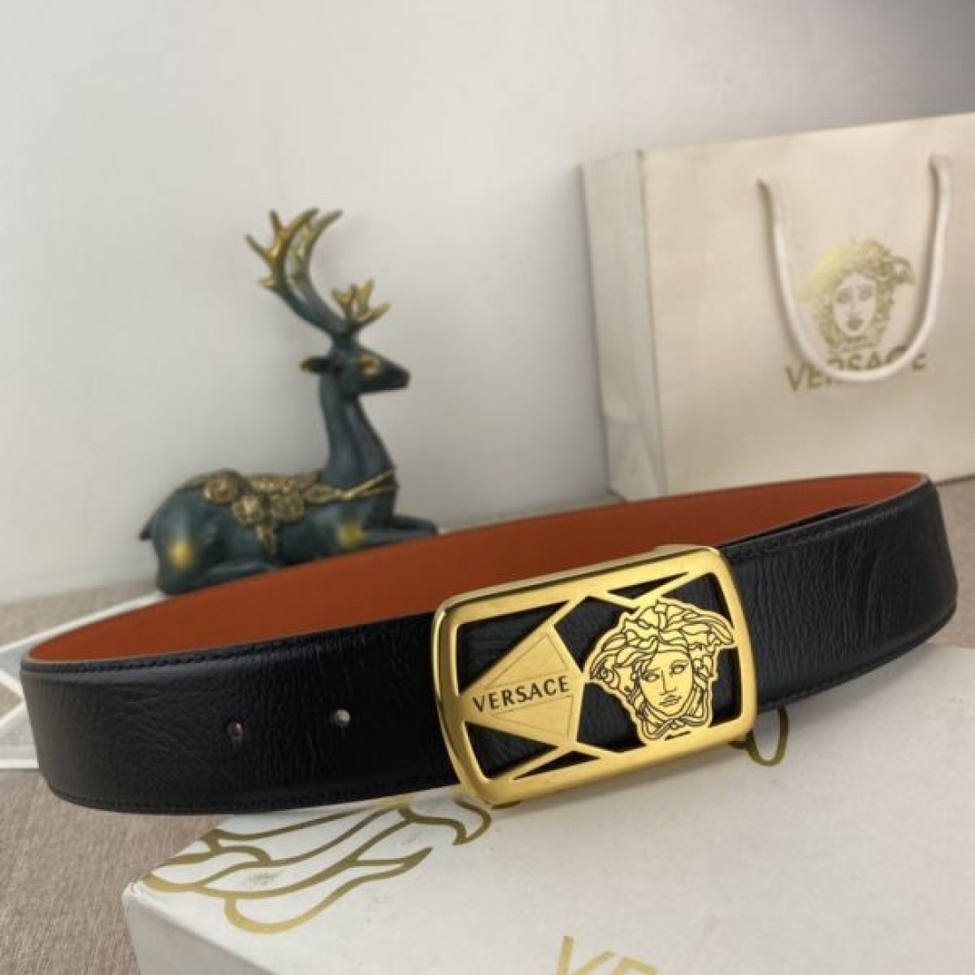 魅惑的な光沢感あふれる VERSACE ヴェルサーチェ スーパーコピー ベルト