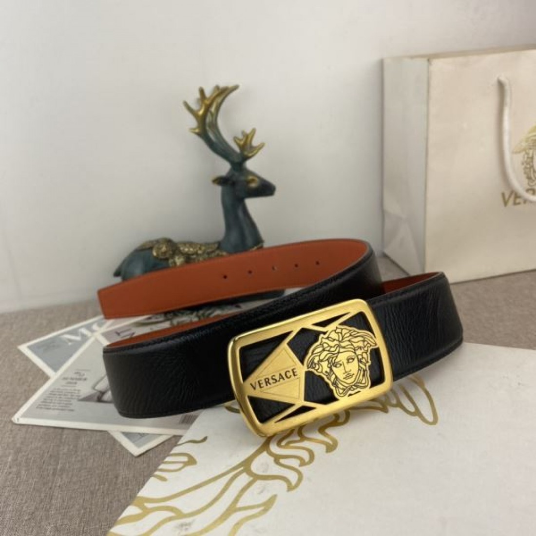 魅惑的な光沢感あふれる VERSACE ヴェルサーチェ スーパーコピー ベルト