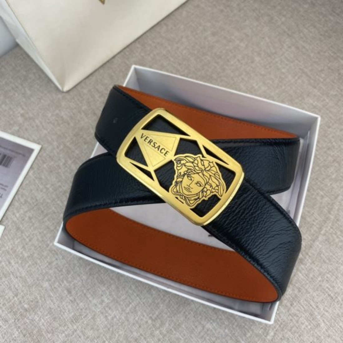 魅惑的な光沢感あふれる VERSACE ヴェルサーチェ スーパーコピー ベルト