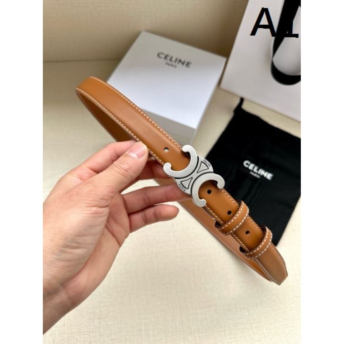 セリース スーパーコピー ベルト CELINE 大人の雰囲気を演出する上品な仕上がり