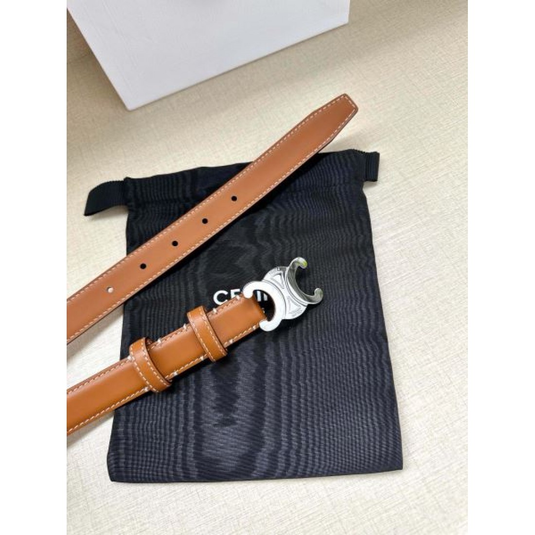 セリース スーパーコピー ベルト CELINE 大人の雰囲気を演出する上品な仕上がり