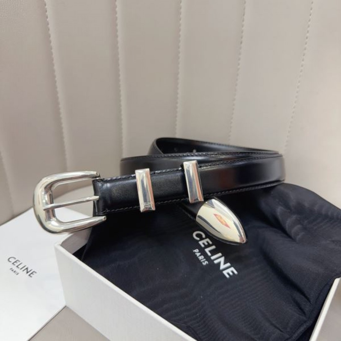 上質で都会的な セリース スーパーコピー ベルト CELINE で気分を格上げ