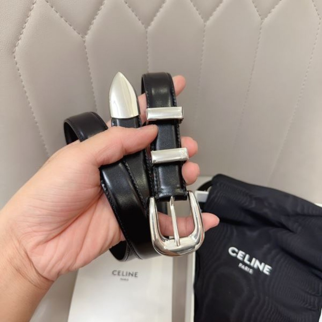 上質で都会的な セリース スーパーコピー ベルト CELINE で気分を格上げ