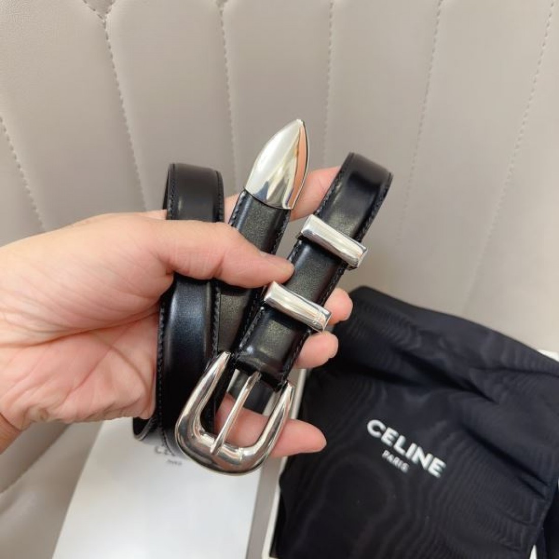 上質で都会的な セリース スーパーコピー ベルト CELINE で気分を格上げ