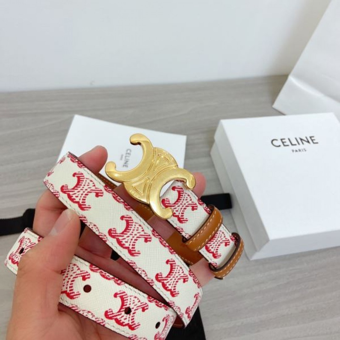  CELINE セリース スーパーコピー ベルト 繊細で洗練された印象を放つ魅力的な