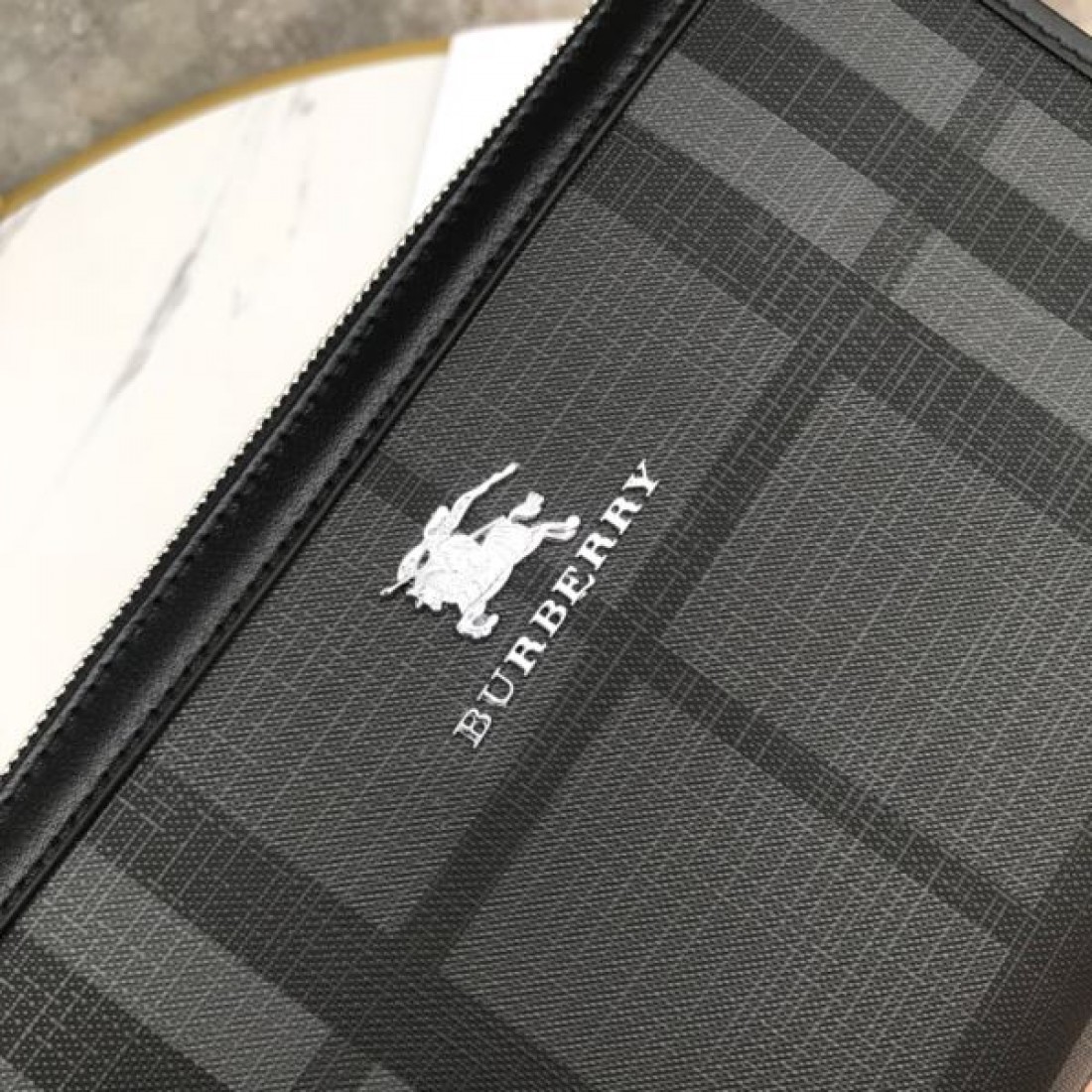 シンプルで洗練された BURBERRY バーバリー コピー クラッチバッグ 大人の魅力