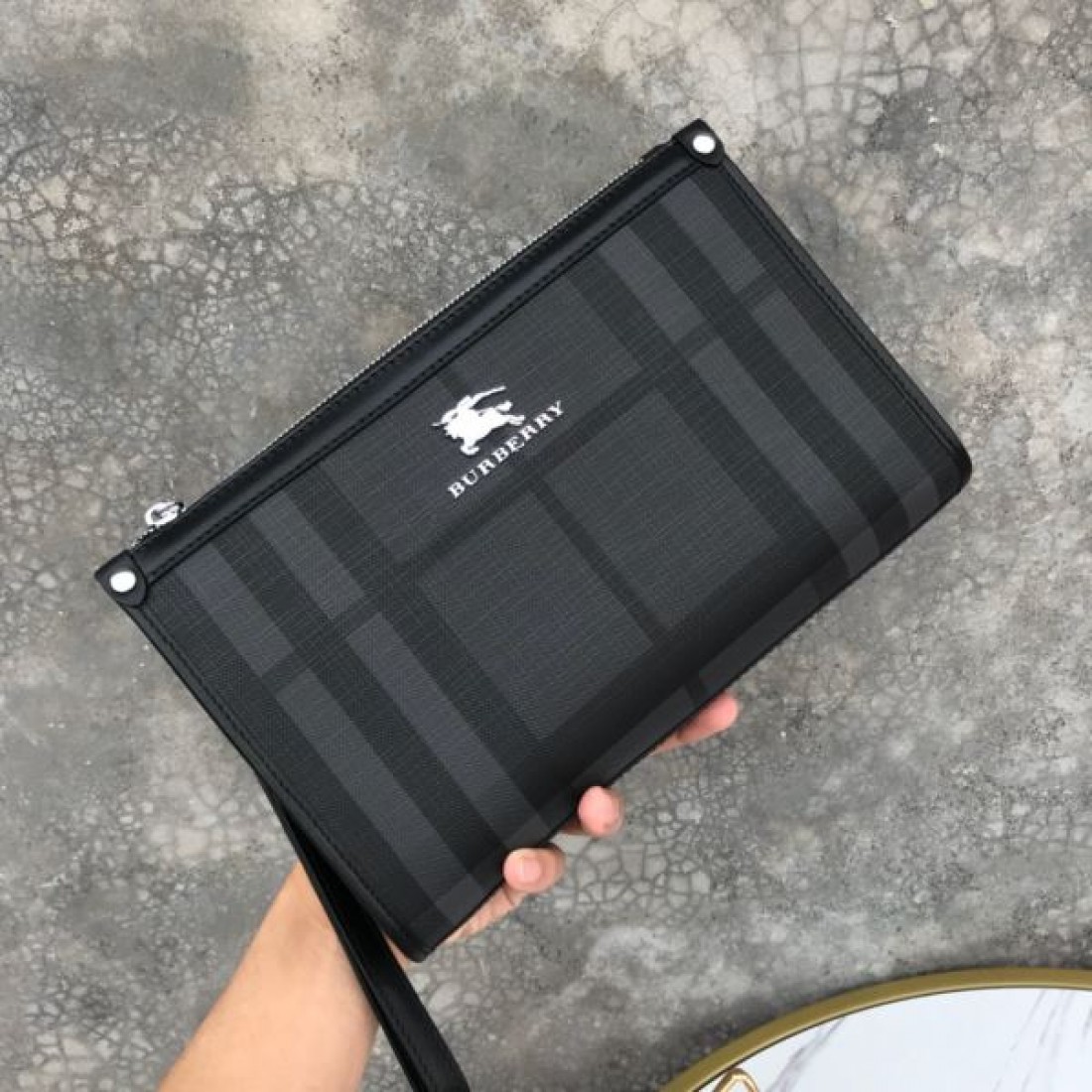 シンプルで洗練された BURBERRY バーバリー コピー クラッチバッグ 大人の魅力