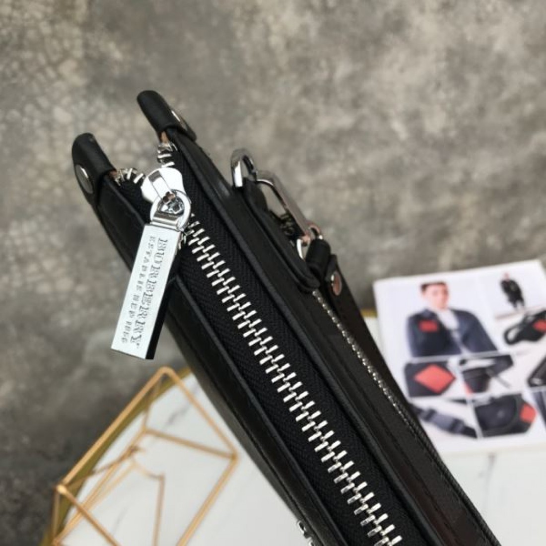 シンプルで洗練された BURBERRY バーバリー コピー クラッチバッグ 大人の魅力