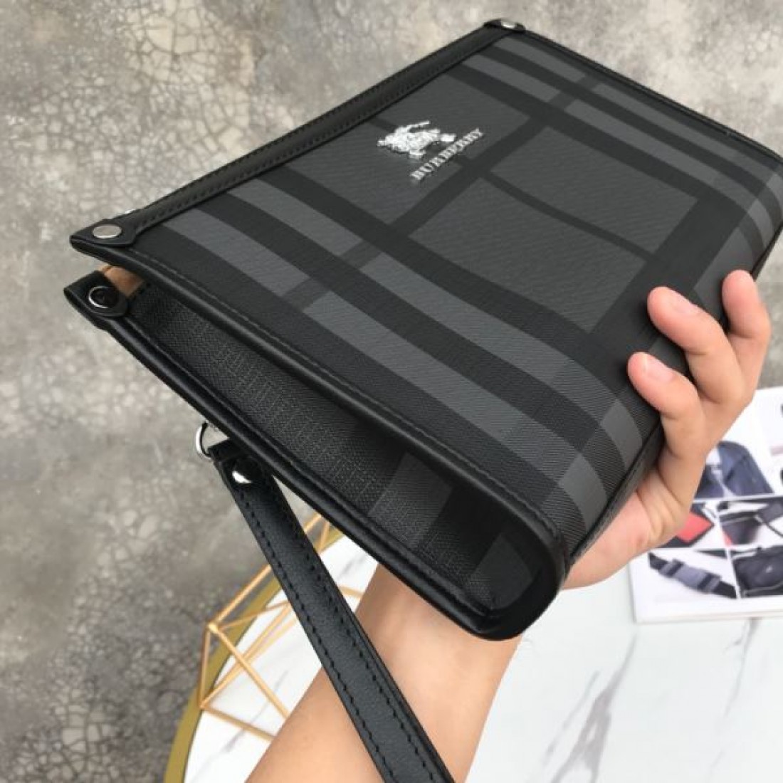 シンプルで洗練された BURBERRY バーバリー コピー クラッチバッグ 大人の魅力