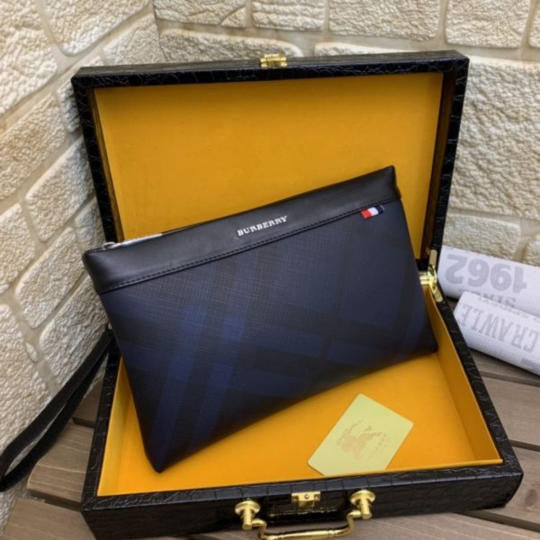 バーバリー コピー クラッチバッグ BURBERRY クラシカルで落ち着いた雰囲気