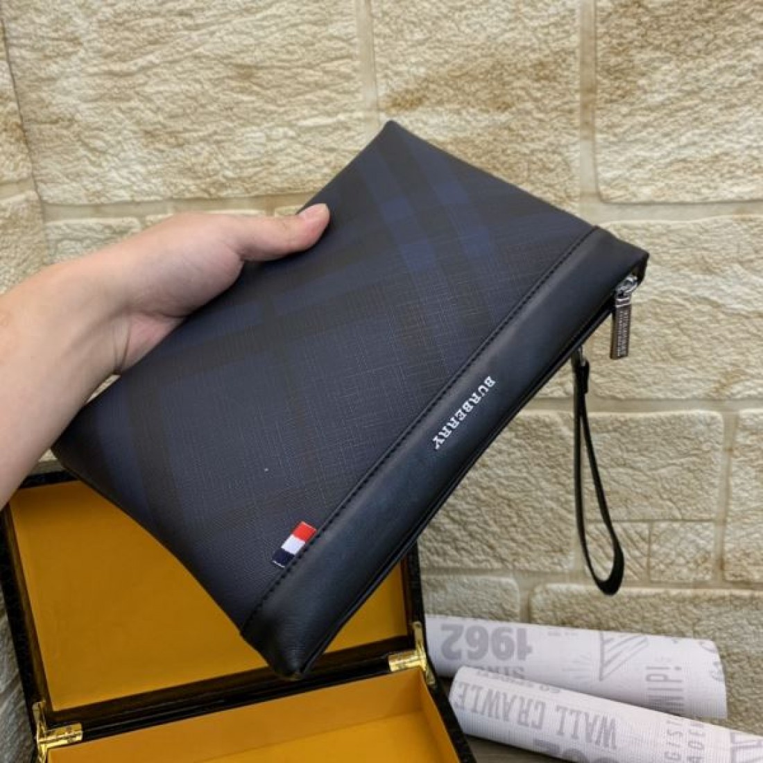 バーバリー コピー クラッチバッグ BURBERRY クラシカルで落ち着いた雰囲気