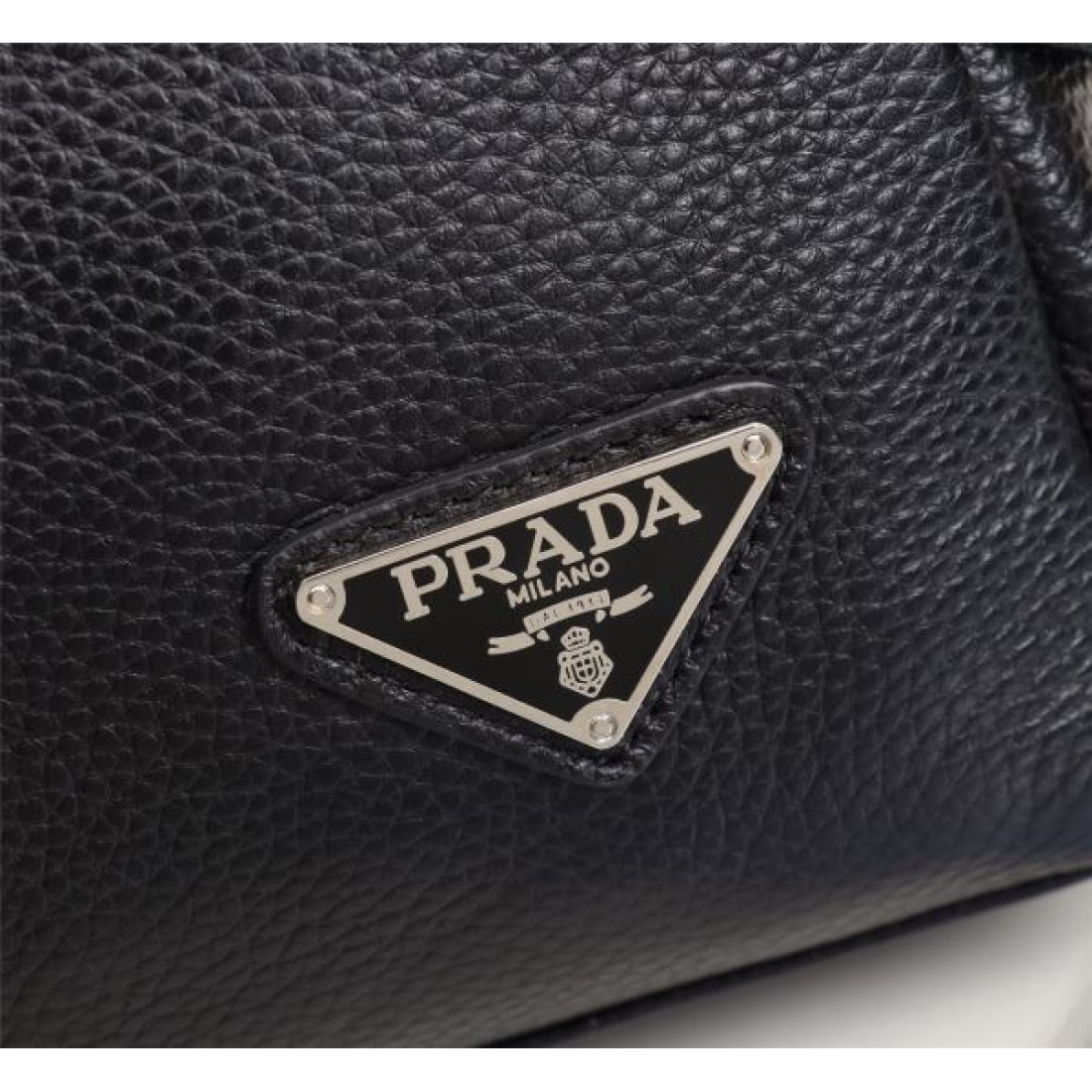PRADA プラダ コピー ショルダーバッグ シンプルで実用的な人気モデル