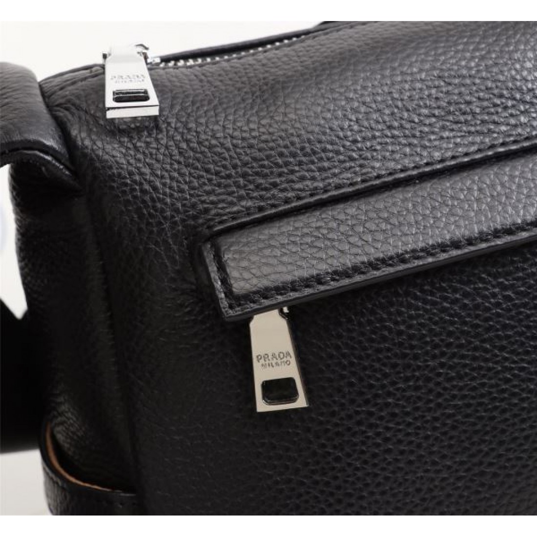 PRADA プラダ コピー ショルダーバッグ シンプルで実用的な人気モデル