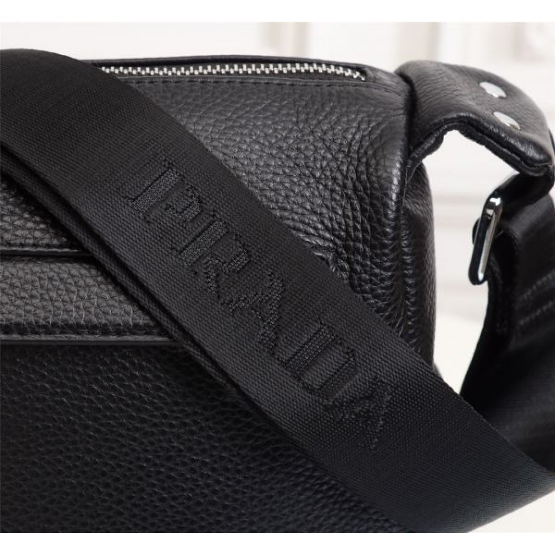 PRADA プラダ コピー ショルダーバッグ シンプルで実用的な人気モデル