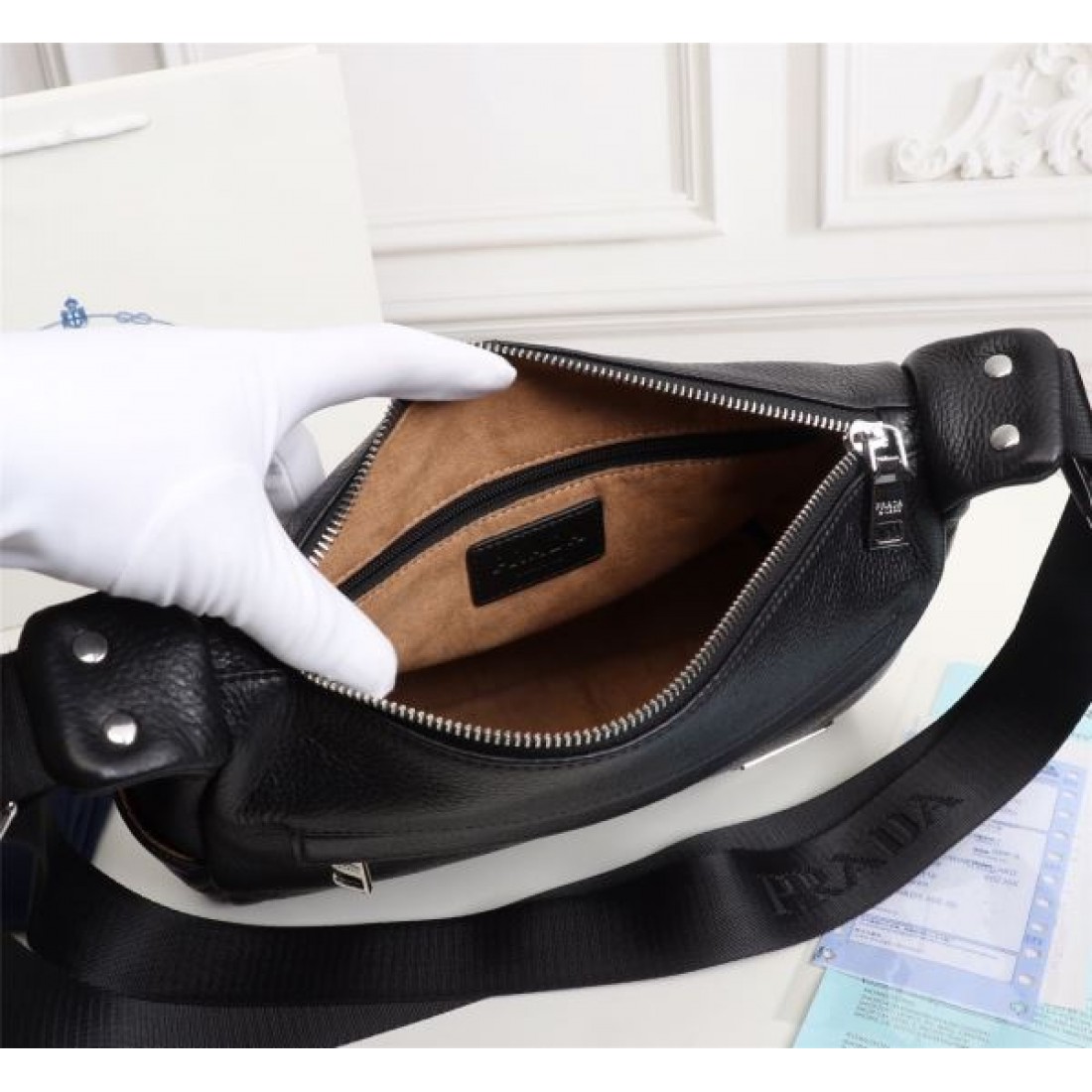 PRADA プラダ コピー ショルダーバッグ シンプルで実用的な人気モデル