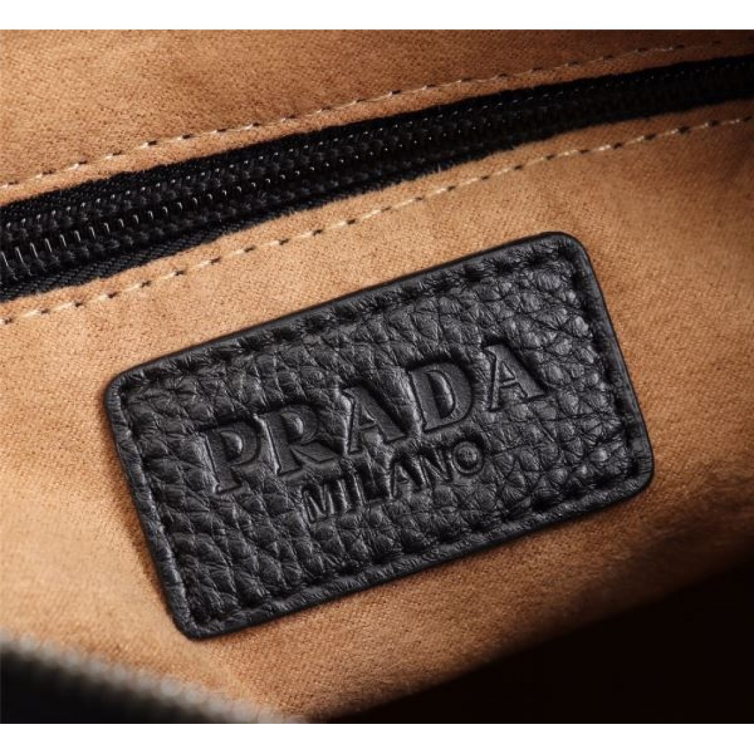 PRADA プラダ コピー ショルダーバッグ シンプルで実用的な人気モデル